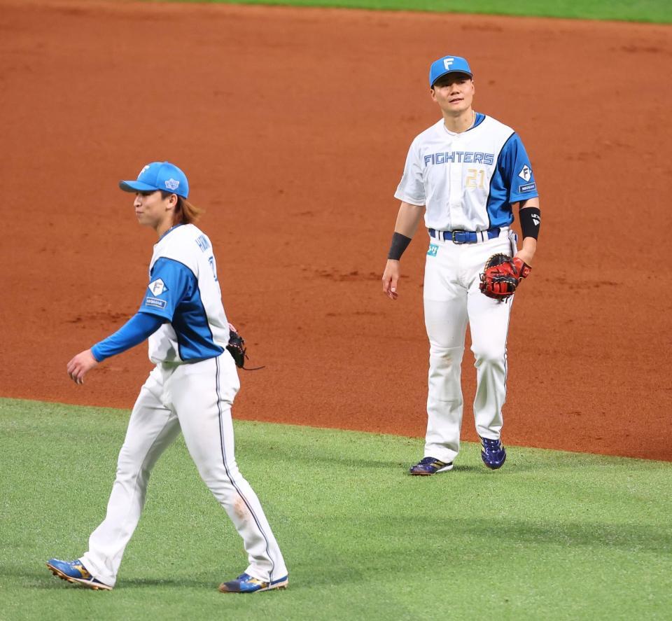 ９回、代打・山口の打球を後逸した清宮幸（右）＝撮影・中島達哉