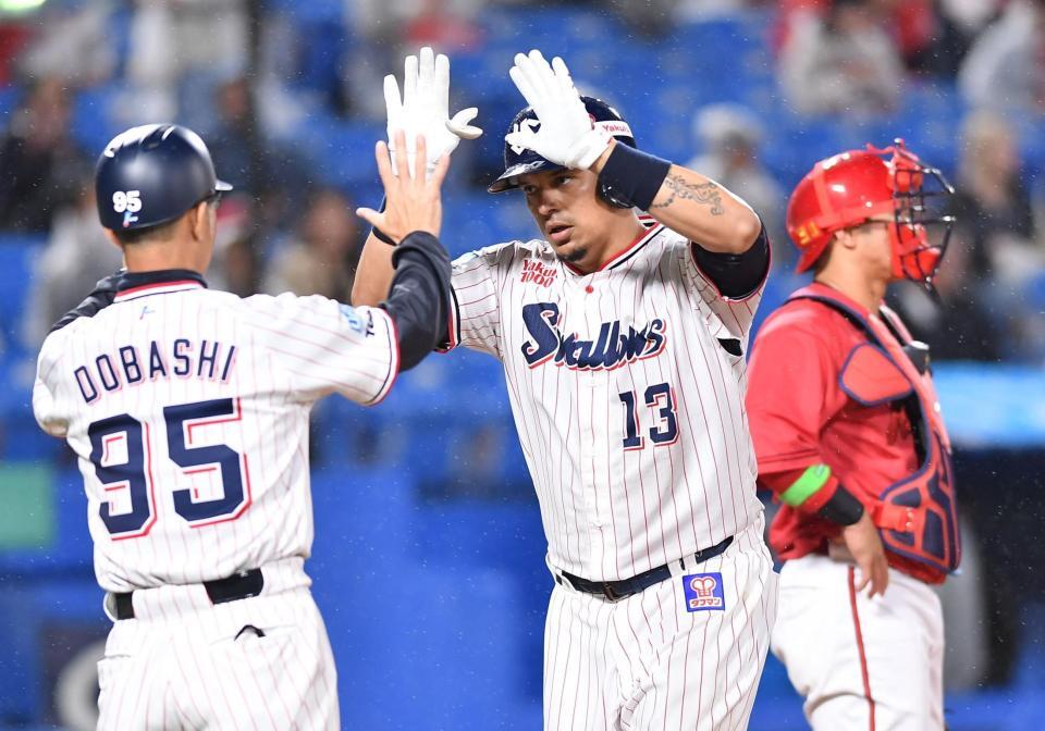 ４回、中越えソロを放ち土橋コーチ（左）とタッチを交わすオスナ（撮影・開出牧）