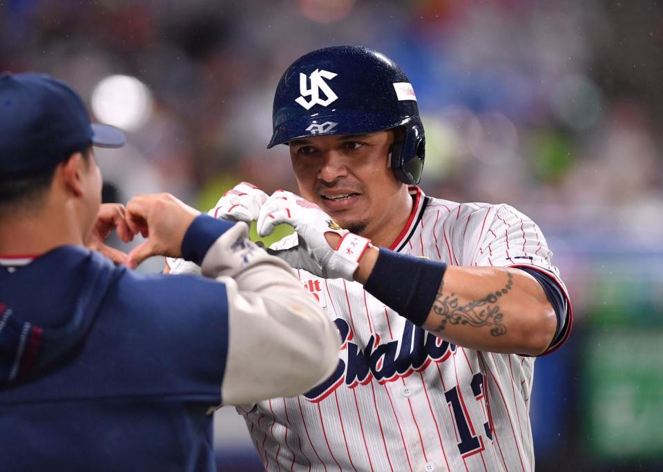 ４回、中越えソロを放ちナインとハートポーズを決めるオスナ（撮影・開出牧）