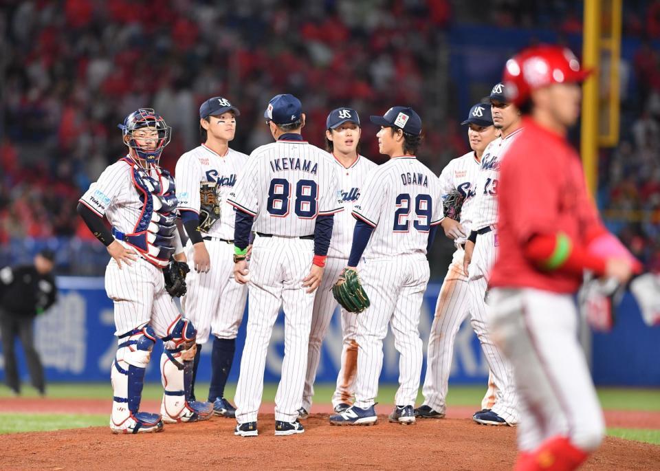 ６回、四球を与え降板した小川泰弘（２９）。左隣は降板を告げた池山隆寛監督（撮影・開出牧）