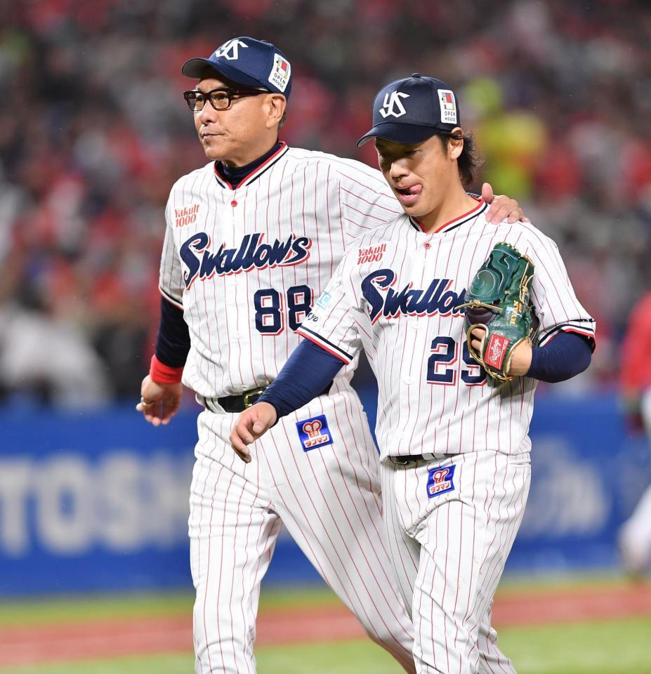 ６回途中で降板した小川（右）の肩に手を回し労をねぎらう池山監督（撮影・開出牧）