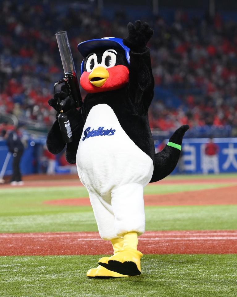 バズーカタイムに登場しスタンドに手を振るつば九郎（撮影・開出牧）