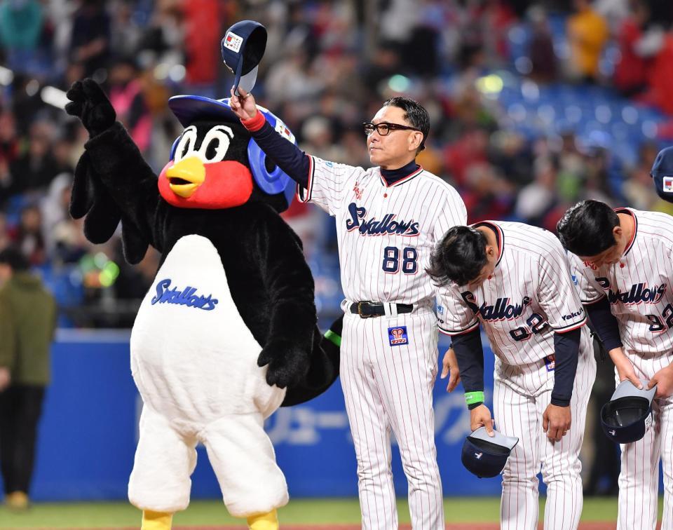 ４連勝しスタンドの歓声に応える池山監督（右から３人目）。左はつば九郎（撮影・開出牧）