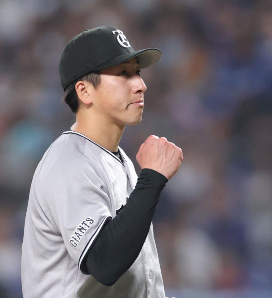 今季初セーブでガッツポーズする大勢（撮影・西岡正）