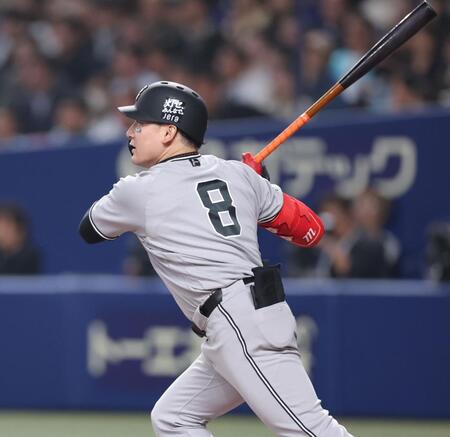 ９回、右越えに勝ち越し二塁打を放つ丸（撮影・西岡正）