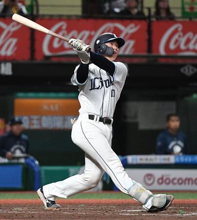 ４回、小島は右越えにプロ初本塁打となる逆転２ランを放つ（撮影・佐藤厚）