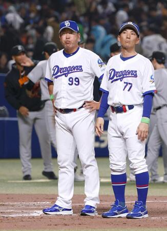 　巨人に敗れ、ぼうぜんとする井上監督（左）と嶋ヘッドコーチ