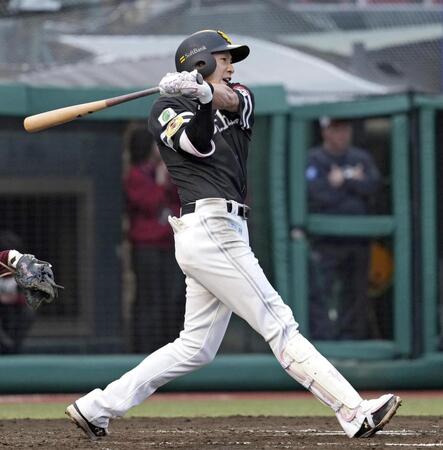 　３回、柳田が同点の右前打を放つ