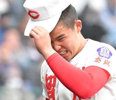 　４点を失った７回を投げ終え、悔しさをにじませベンチへ戻る智弁学園・杉本
