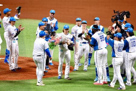 ノーヒットノーランを達成し、祝福される細野（中央）＝撮影・中島達哉