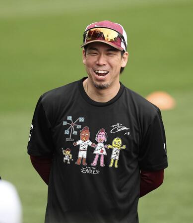 デザインしたシャツを着て笑顔を見せる前田健（撮影・佐々木彰尚）