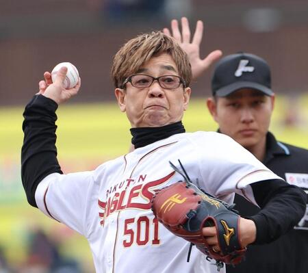 始球式を務めた山寺宏一（撮影・佐々木彰尚）