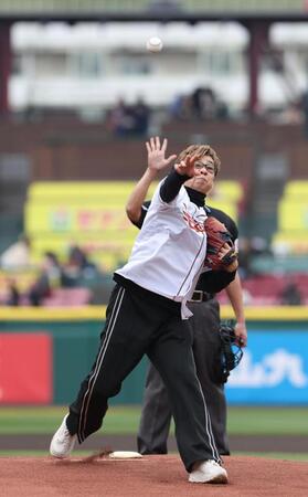 始球式を務めた山寺宏一（撮影・佐々木彰尚）