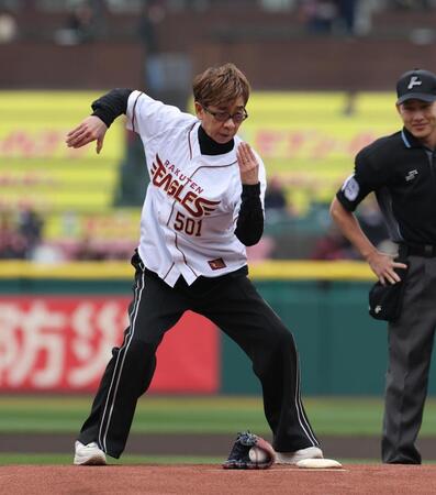マエケン体操を披露する山寺宏一（撮影・佐々木彰尚）