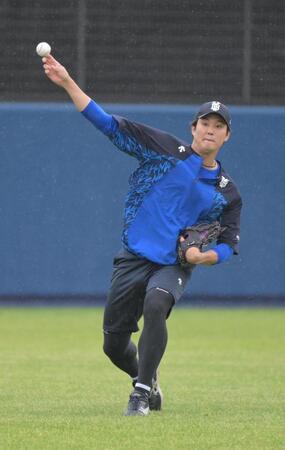 雨の中、投球練習する藤浪投手＝杉本商事ＢＳ（撮影・金居みつよし）