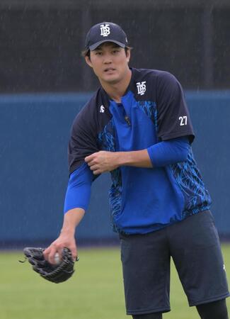 雨の中投球練習する藤浪（撮影・金居みつよし）