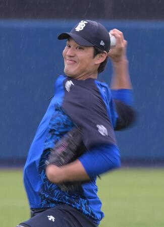雨の中投球練習する藤浪（撮影・金居みつよし）