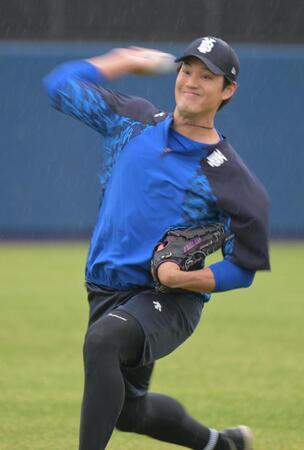 雨の中投球練習する藤浪（撮影・金居みつよし）