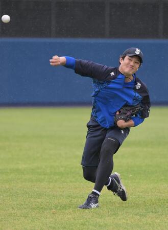 雨の中投球練習する藤浪（撮影・金居みつよし）
