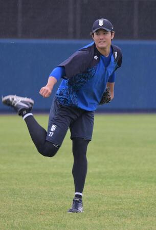 雨の中投球練習する藤浪（撮影・金居みつよし）