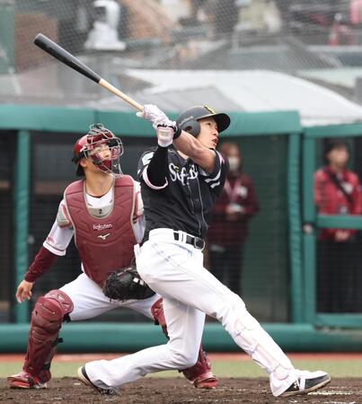 ３回、柳田は右中間に２ランを放つ（撮影・佐々木彰尚）