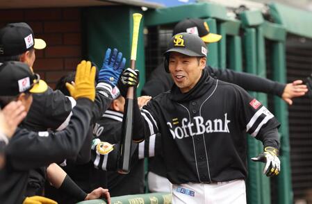 ６回、左越えに２ランを放ちベンチ前でナインに出迎えられる近藤（撮影・佐々木彰尚）