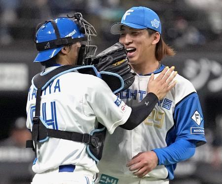 　ロッテ戦で無安打無得点試合を達成し、田宮裕涼捕手と喜ぶ日本ハム・細野晴希投手＝３月３１日、エスコンフィールド北海道