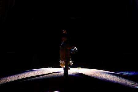 スペシャルパフォーマンスを披露し、投球する三浦大知（撮影・中島達哉）