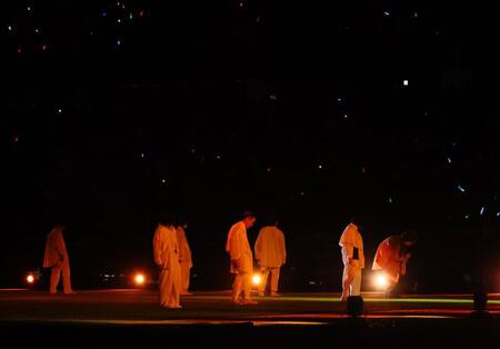 スペシャルパフォーマンスを披露する三浦大知（右）＝撮影・中島達哉