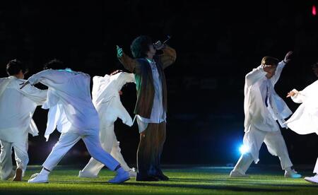 スペシャルパフォーマンスを披露する三浦大知（中央）＝撮影・中島達哉