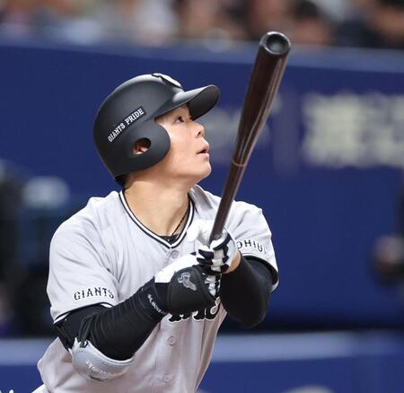 ６回、右中間にソロを放つ佐々木（撮影・西岡正）