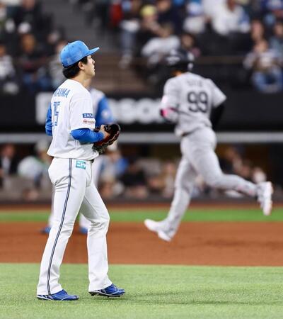 ４回、ソト（右）に先制３ランを浴びる北山（撮影・中島達哉）