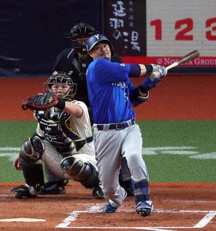 ３回、左越えにソロを放つ宮崎（捕手・伏見）＝撮影・山口登