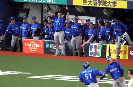 ３回、宮崎のソロに盛り上がる牧（中央）らＤｅＮＡナイン（撮影・山口登）