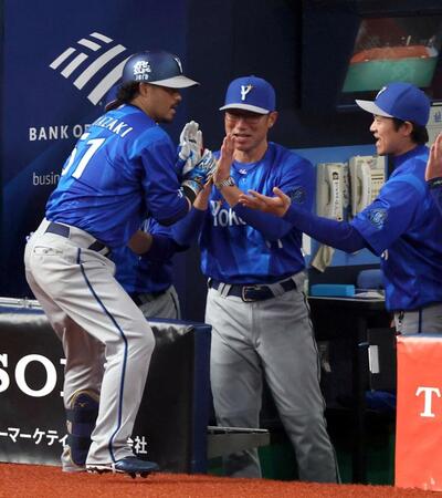 ３回、ソロを放った宮崎を迎える相川監督（中央）＝撮影・山口登