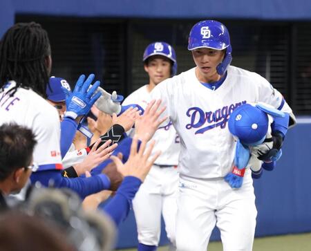７回、２ランを放ち、ナインとタッチを交わす福永（撮影・西岡正）