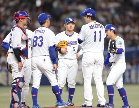 １回、ダルベックに死球を当てた後、中西（１１）の元へ集まる中日ナイン（撮影・西岡正）