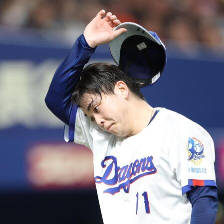 １回、３失点し、汗を拭いながらベンチへ戻る中西（撮影・西岡正）