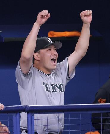 日米通算２０１勝となり、ベンチでガッツポーズの田中将（撮影・西岡正）