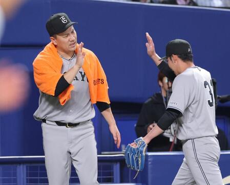 ６回、赤星（右）を迎える田中将（撮影・西岡正）