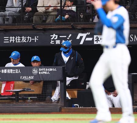 ６回、山崎（右）が追加点を許し、下を向く新庄監督（中央）＝撮影・中島達哉