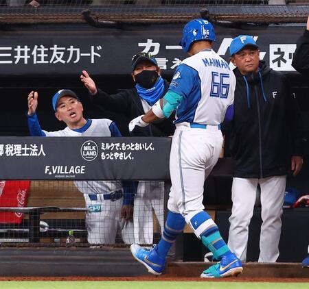 ６回、２ランを放った万波（６６）を迎える新庄監督（中央）＝撮影・中島達哉