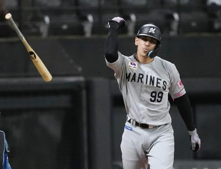 　４回、先制３ランを放ったロッテのソト＝エスコンフィールド