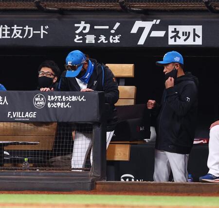 ロッテに敗戦し、引き揚げる新庄監督（中央）＝撮影・中島達哉