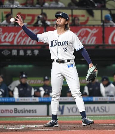 　６回、捕手・小島の捕逸で２点目を失い目をつむる高橋光（撮影・佐藤厚）