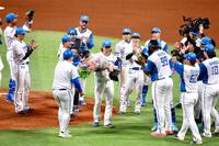 ノーヒットノーランを達成し、祝福される細野（中央）＝撮影・中島達哉