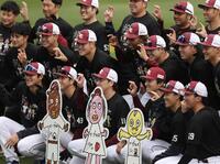 マエケン画伯のシャツを着た前田健（前例中央）ら投手陣