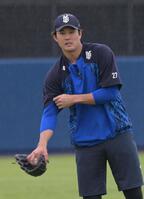 雨の中投球練習する藤浪（撮影・金居みつよし）