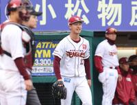 ６回、今宮に２点適時打を浴びた古謝（撮影・佐々木彰尚）