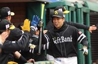 ６回、左越えに２ランを放ちベンチ前でナインに出迎えられる近藤（撮影・佐々木彰尚）